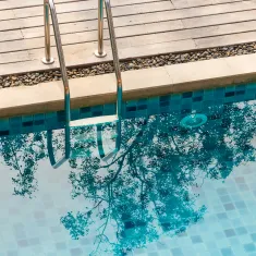 photo d'une échelle de piscine