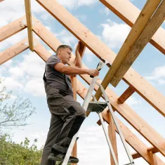 Artisan travaillant sur une charpente